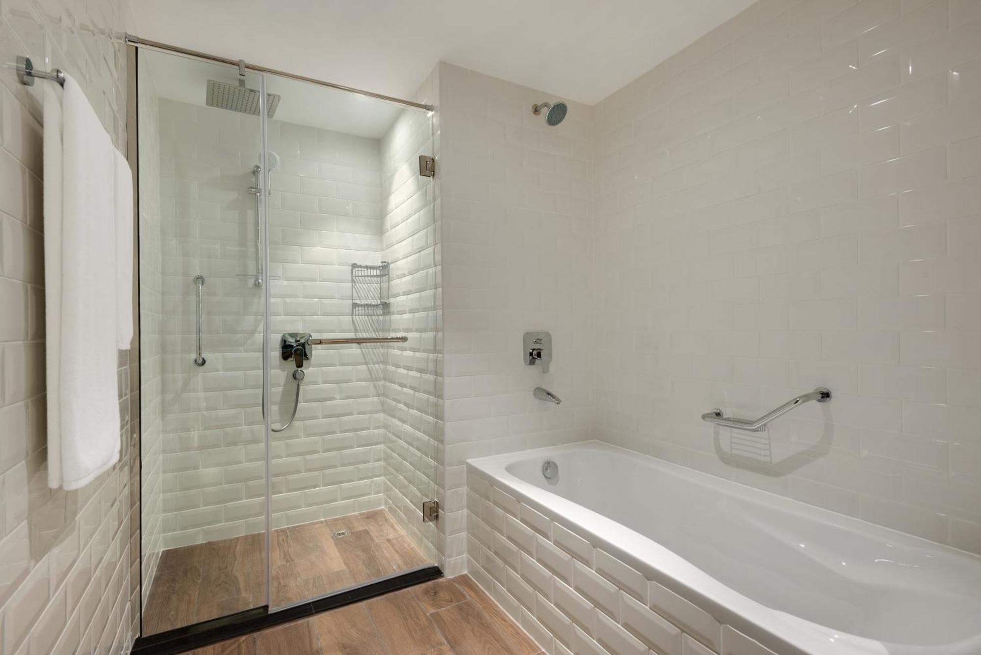 Hotel Wyndham Garden Al Khuwair 4*